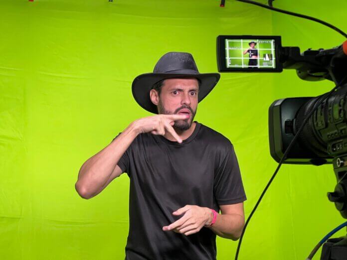 Inclusão histórica no São João de Campina Grande: surdo interpreta show no palco principal Inclusão histórica no São João de Campina Grande: surdo interpreta show no palco principal | Prefeitura de Campina Grande