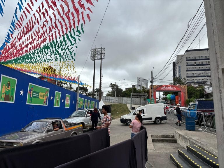 Primeira etapa da desmontagem da cenografia d’O Maior São João do Mundo segue até quarta-feira Desmontagem do Maior São João do Mundo