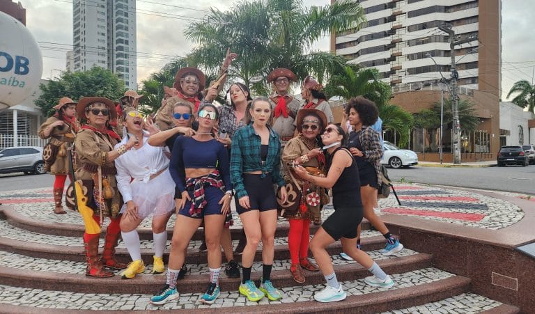 Grupo de amigas corredoras faz 'trote da cachaça' pelo São João de Campina Grande Grupo de amigas corredoras faz 'trote da cachaça' pelo São João de Campina Grande