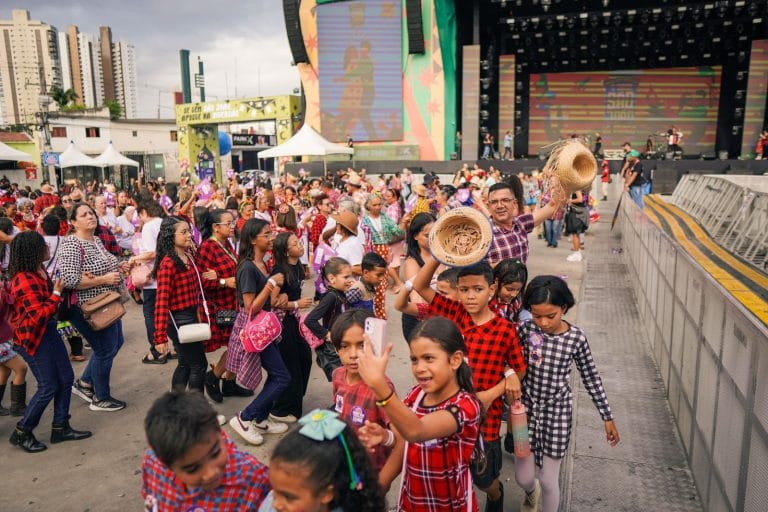 Seduc leva mais de 2 mil estudantes para mais um recorde de Maior Quadrilha Junina do Mundo Seduc leva mais de 2 mil estudantes para mais um recorde de Maior Quadrilha Junina do Mundo | Prefeitura de Campina Grande