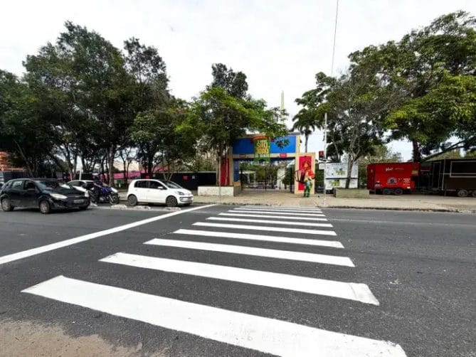 O Maior São João do Mundo: STTP revitaliza faixas de pedestres nas proximidades do Parque do Povo Trabalho acontece com o objetivo de fortalecer a segurança viária e garantir melhores condições de travessia para a população no dia a dia e durante O Maior São João do Mundo.
